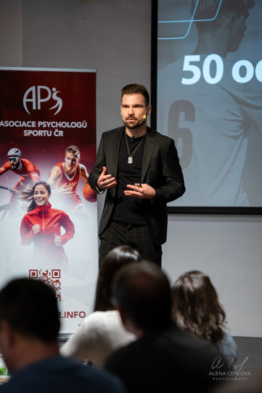 Mojmír Trebuňák prednáša publiku na konferencii športovej psychológie